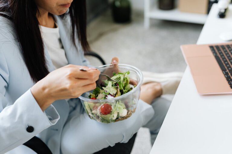Jedzenie do biura – jak komponować zdrowe i smaczne posiłki?