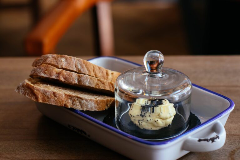 Deska masła – czy znasz najpopularniejszą przekąskę, która podbija polskie restauracje?