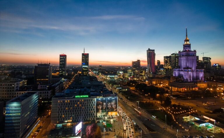 Warszawa przyciąga jak magnes – dlaczego Polacy chcą zamieszkać w stolicy?