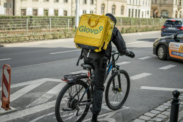 Zmiana pracy po czterdziestce? Dzięki aplikacjom przewozowym to łatwiejsze niż myślisz!