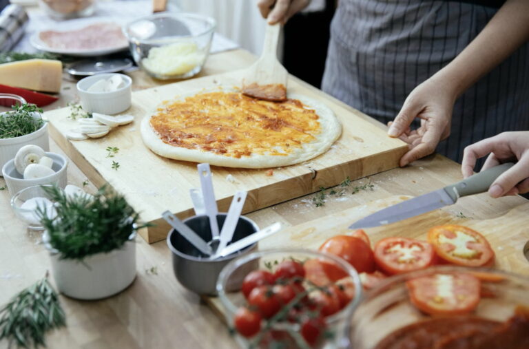 Jak przygotować domową pizzę idealną na chłodne jesienne wieczory