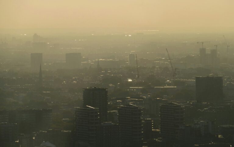 Rekuperacja kontra smog – jak oddychać czystym powietrzem przy zamkniętych oknach