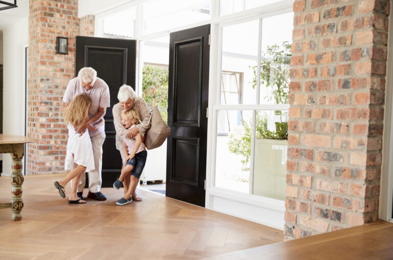 Domy wielopokoleniowe – okna wspierające prywatność i światło w różnych strefach domu