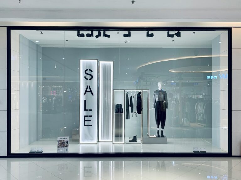 Światło, które sprzedaje więcej: jak oświetlenie wpływa na decyzje zakupowe