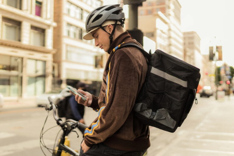 W erze AI rośnie popularność tradycyjnych zawodów 