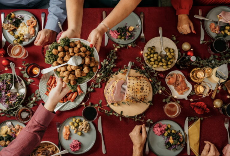Zimą coraz częściej sięgamy po rozgrzewające dania – jak je przygotować szybko, smacznie i bez przepłacania