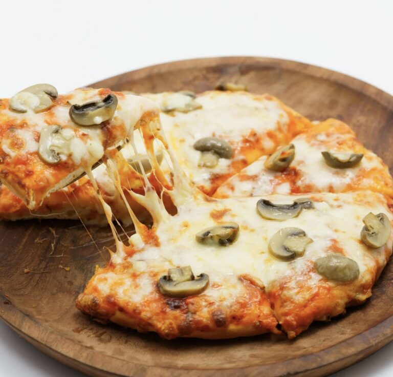Światowy Dzień Pizzy. Jak zrobić w domu pizzę z idealnie ciągnącym się serem?