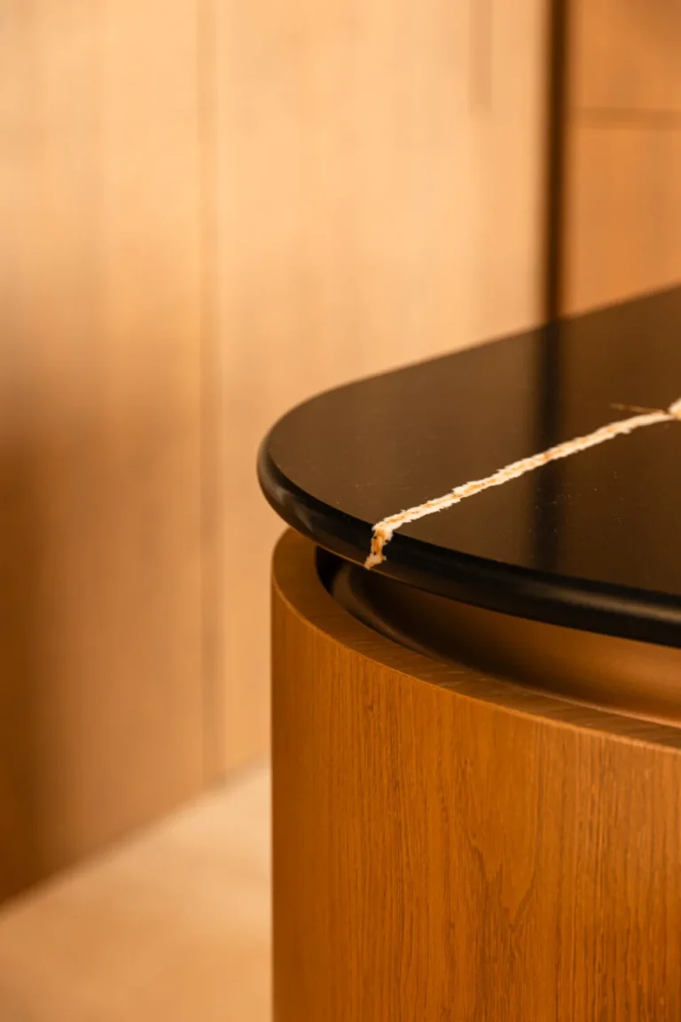 „One of a kind” w praktyce. Dlaczego naturalne materiały eliminują powtarzalność w projektowaniu kuchni premium