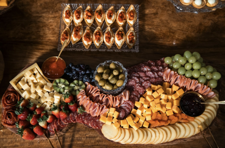 Deski pełne smaku. Dlaczego przekąski typu finger food to najlepszy wybór na domowe przyjęcia