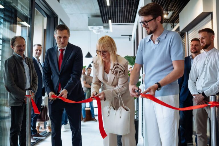 POWER UP w praktyce: Pol-Mach i OKNOPLAST rozwijają standardy obsługi inwestora