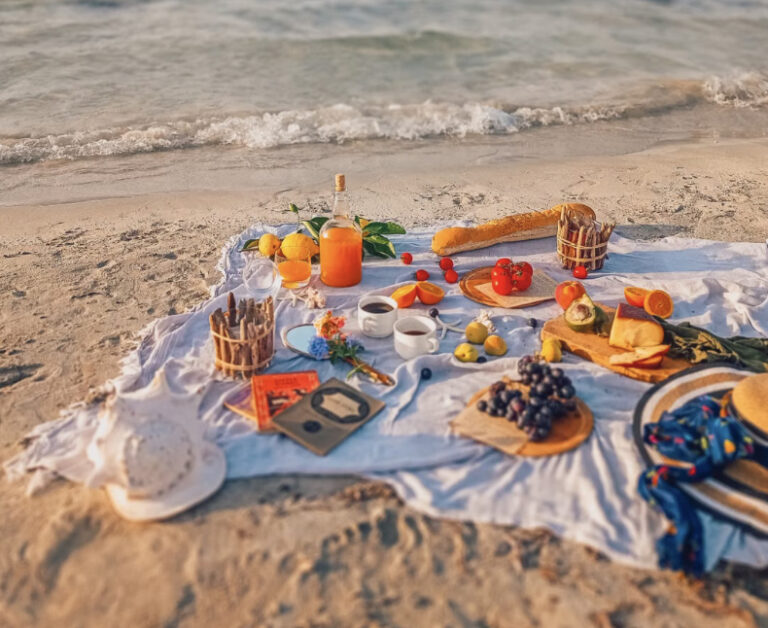 Piknik na plaży zamiast restauracji. Jakie przekąski zabrać ze sobą na wakacyjny wyjazd?