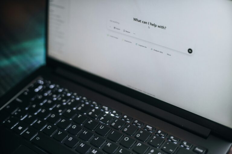 Firmy zwiększają wydatki na AI, ale nowych etatów nie przybywa w planach. Co to oznacza dla pracowników?