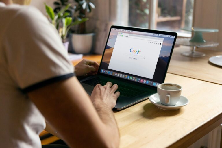 Dwie na trzy wizyty w Google kończą się bez kliknięcia. Marki muszą walczyć o miejsce w odpowiedzi, nie tylko w wynikach